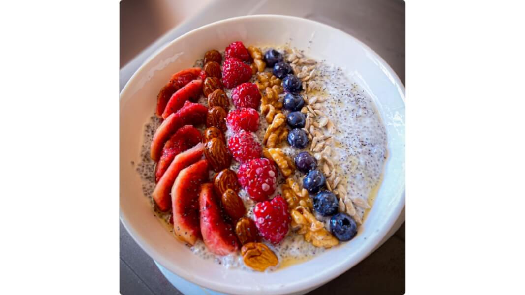 Chia and Almond Overnight Oats - Ohmymeal